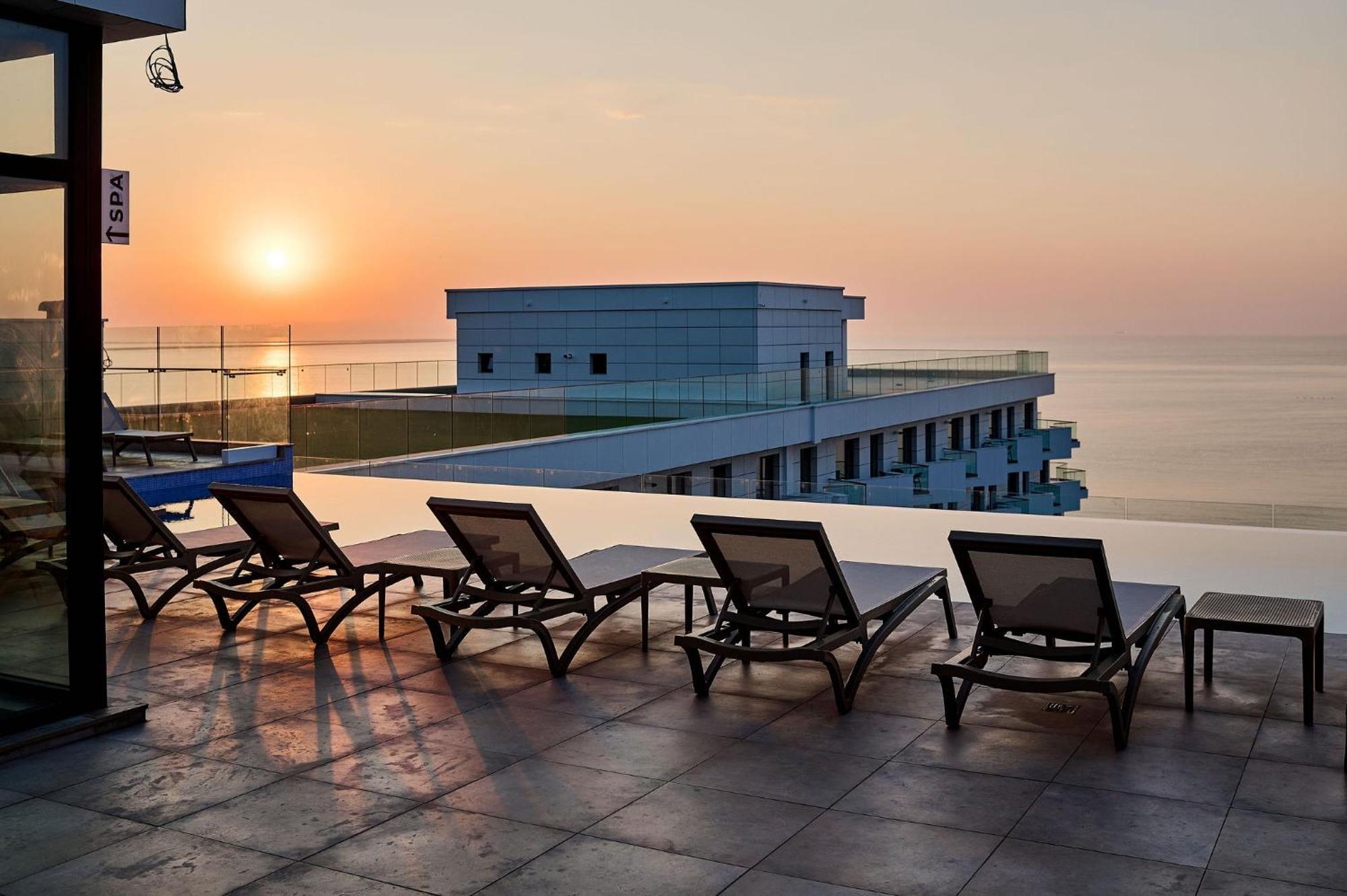 Sun & Fun Infinity Pool Mamaia